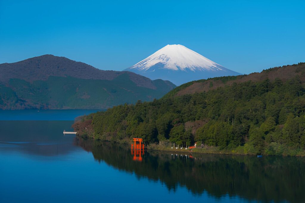 Mount Fuji and Hakone tour featuring Lake Ashi with scenic mountain views